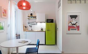 Xenia Apartments - Stylish Colorful Apt- Upbeat & Well-Connected Area